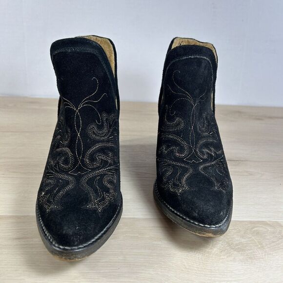 Elegant Black Ankle Boots with Intricate Stitching. The brand is Circle G. - Picture 3 of 16